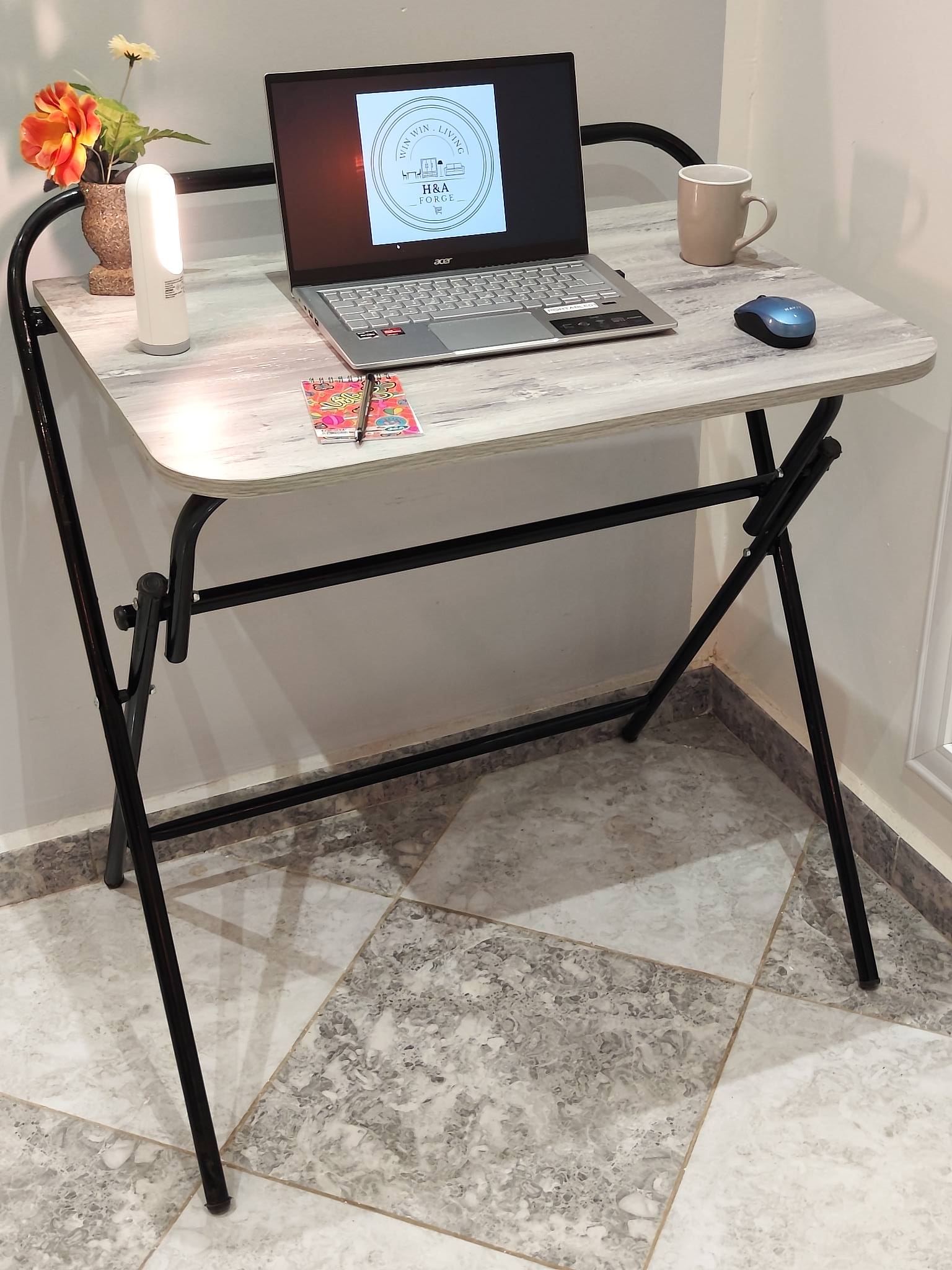 حوّل أي زاوية إلى ركن عمل مرتب وأنيق👍طاولة عملية بإطار متين ولمسة عصرية👌 تناسب كل الفئات و قابلة للطي