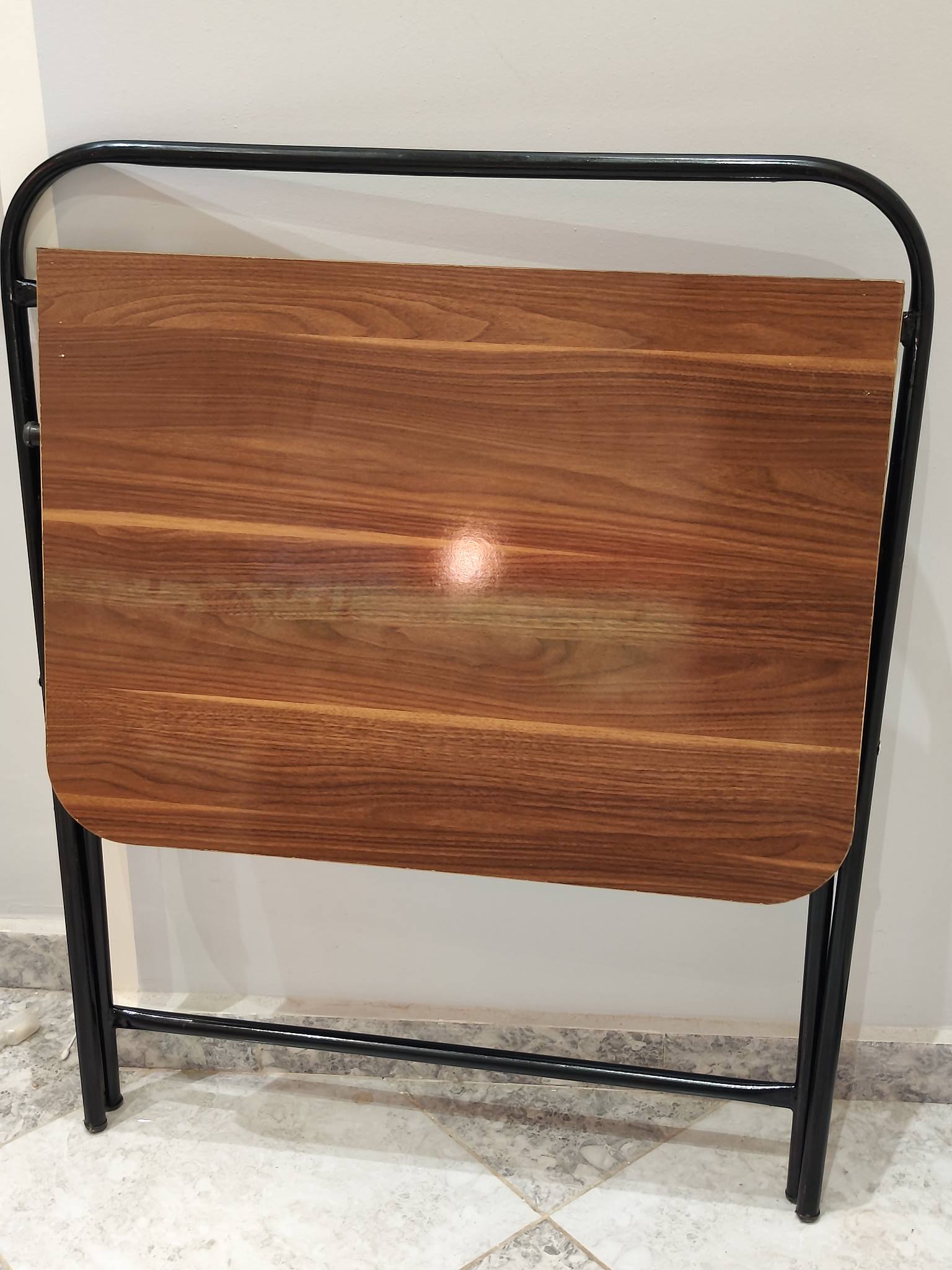 حوّل أي زاوية إلى ركن عمل مرتب وأنيق👍طاولة عملية بإطار متين ولمسة عصرية👌 تناسب كل الفئات و قابلة للطي